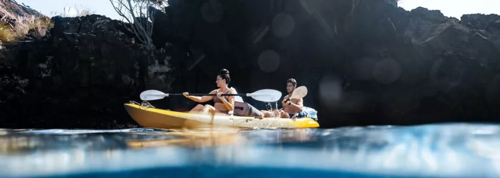 Kayaking to captain cook monument