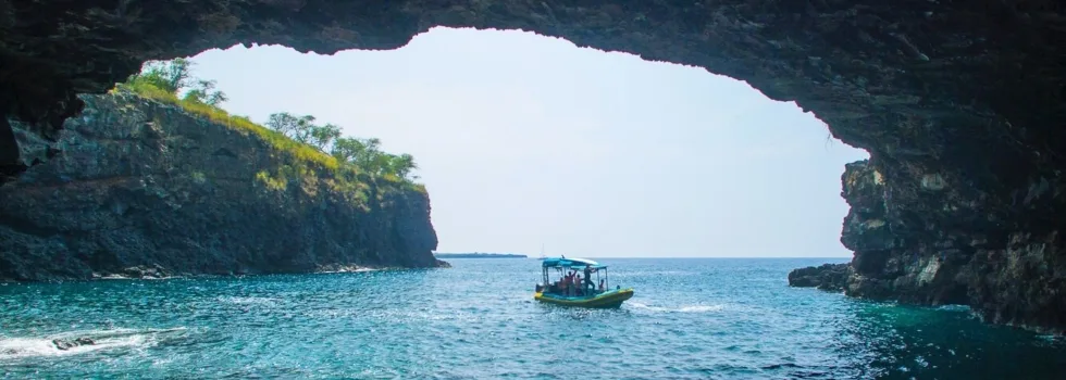 Boat going into sea caves kona