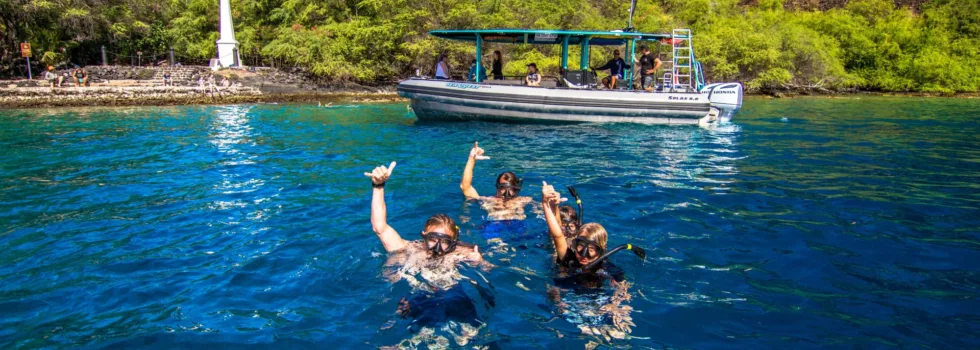 Captain cook monument snorkel boat