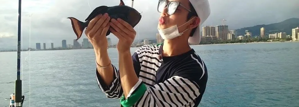 Bottom fishing boat tour waikiki