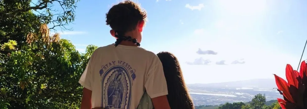 Sibling moment oahu luau