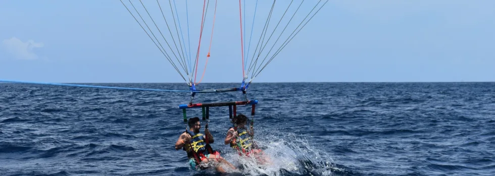 Parasailers get dunked in ocean