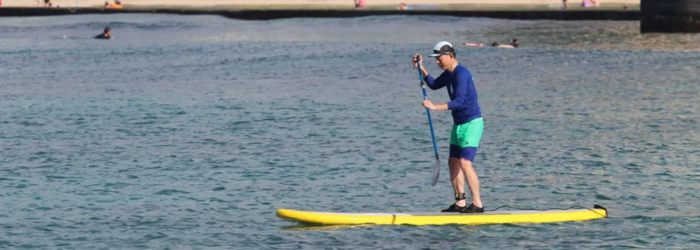 Older man learns to sup waikiki