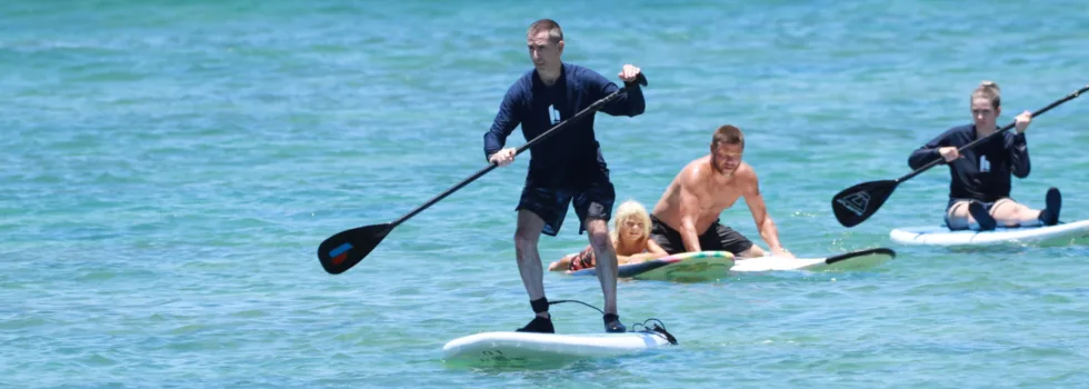 Tourist learns to stand up paddle waikiki