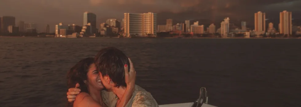 Couple kissing waikiki boat tour