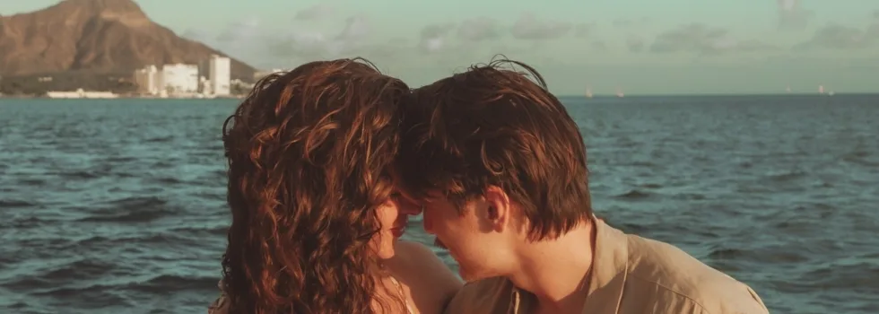 Kissing couple waikiki diamond head boat