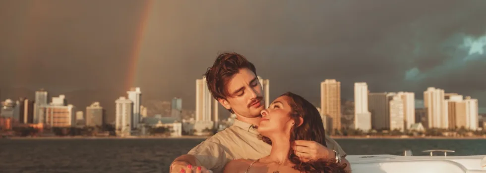 Kissing couple waikiki rainbow