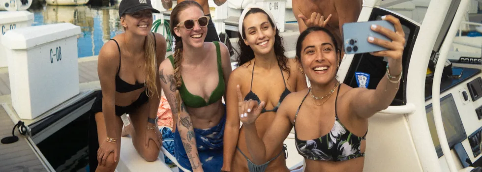 Fun group small boat waikiki