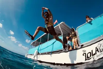 Waikiki Turtle Canyon Snorkel Pontoon: Jump off waikiki snorkel boat