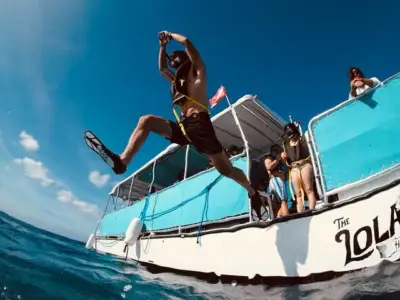 Waikiki Turtle Canyon Snorkel Pontoon: Jump off waikiki snorkel boat