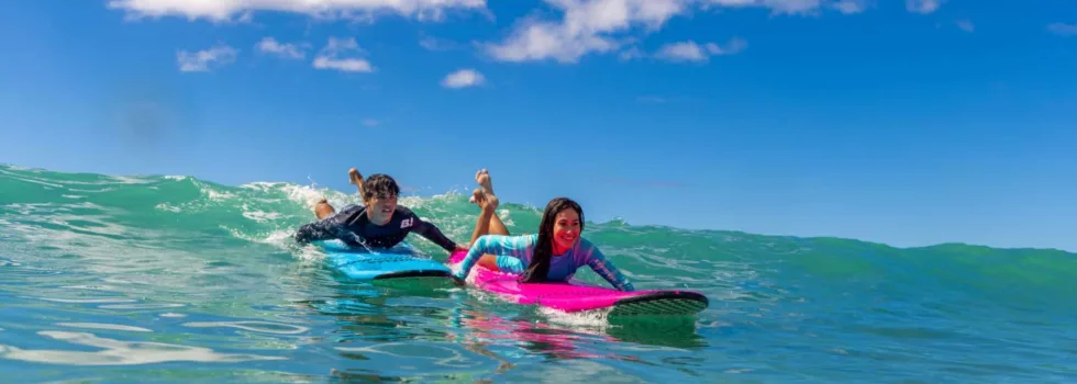 Woman gets pushed into wave waikiki