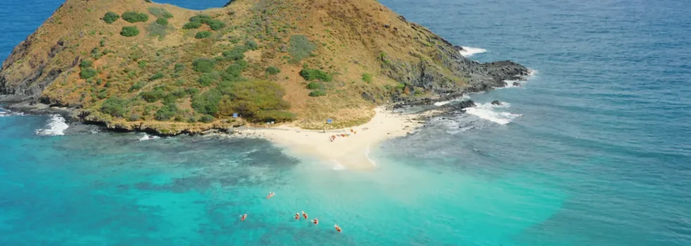 Kayaks approaching moku nui