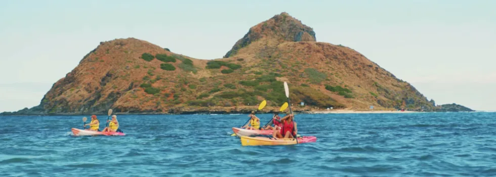Kayaker leaving moku nui
