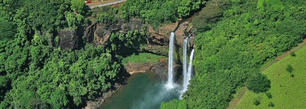 Waterfall helicopter tours on kauai