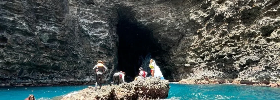 Kayak into sea caves na pali kauai
