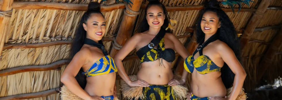Female luau performers koolina