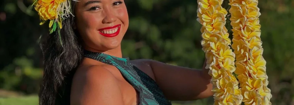 Dancer with lei maui