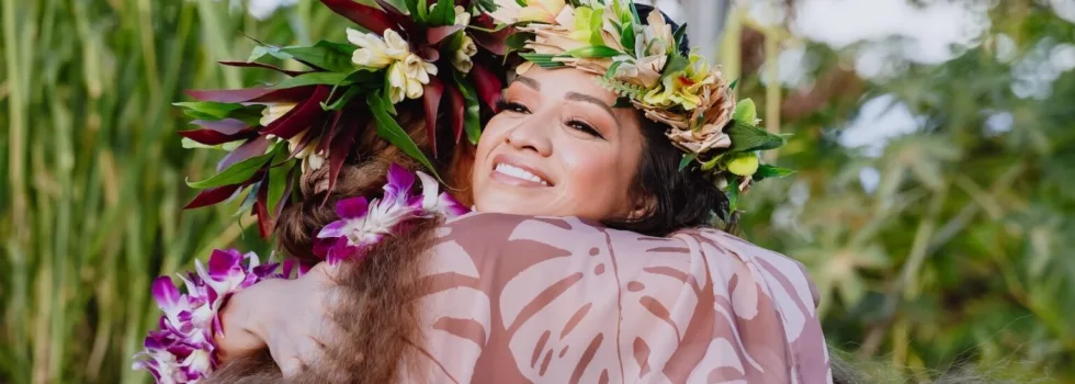 Hula dancer lei greeting oahu luau