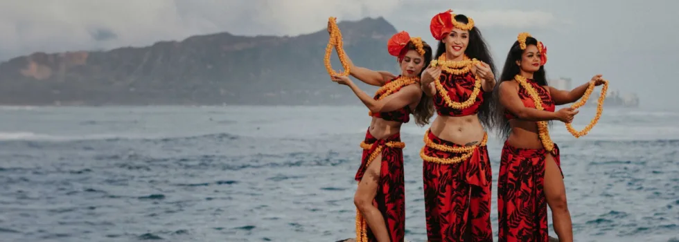 Luau performers at diamond head