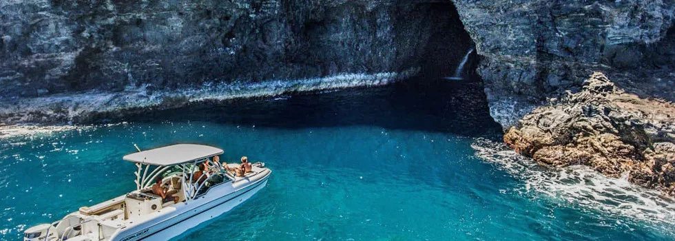 Na-pali-sea-cave-boat