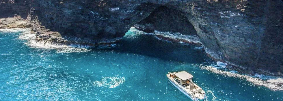 Kauai-sea-arch-boat