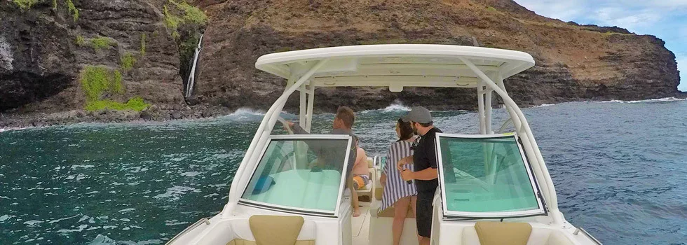 Na-pali-coast-boat-waterfall-tour