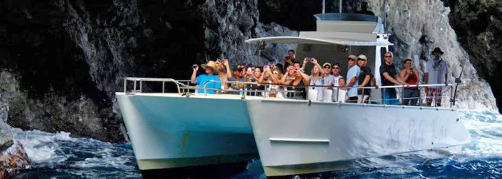 Sea-caves-on-na-pali-coast-boat-tour