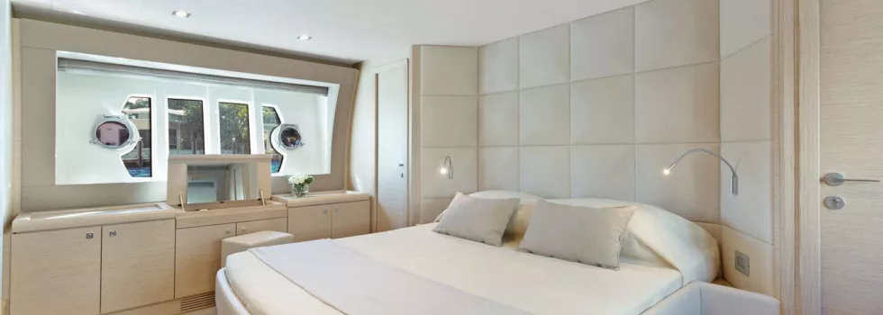 Private luxury yacht bedroom waikiki