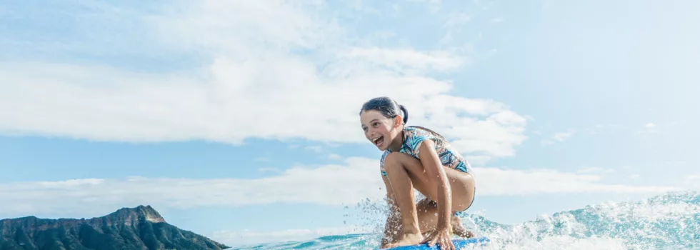 Girl surf lesson waikiki